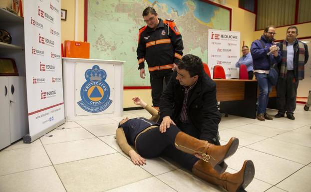 Presentacion de la actividad formativa en primeros auxilios en la sede de Proteccion Civil en Gijón.