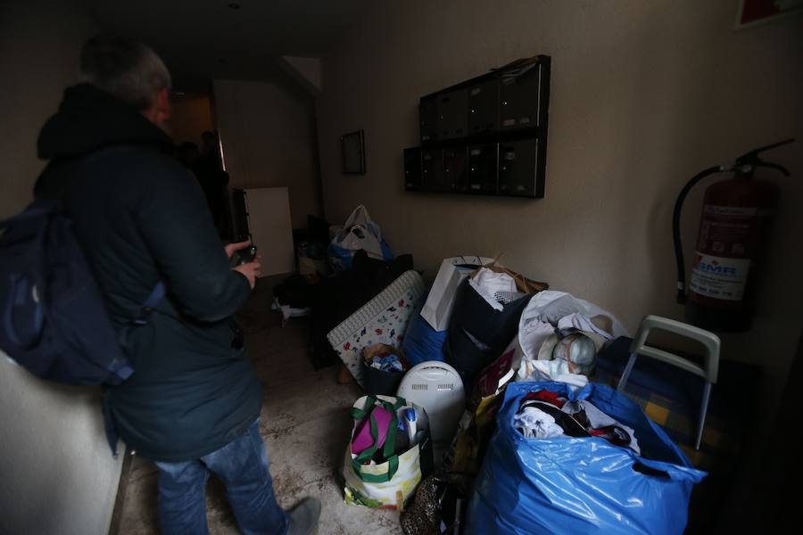 Una pareja y su hijo de 11 meses han sido desahuciados hoy del piso donde residían, en el barrio de La Tenderina, en Oviedo, al no poder afrontar la deuda acumulada de 1.440 euros que habían contraído con el propietario.