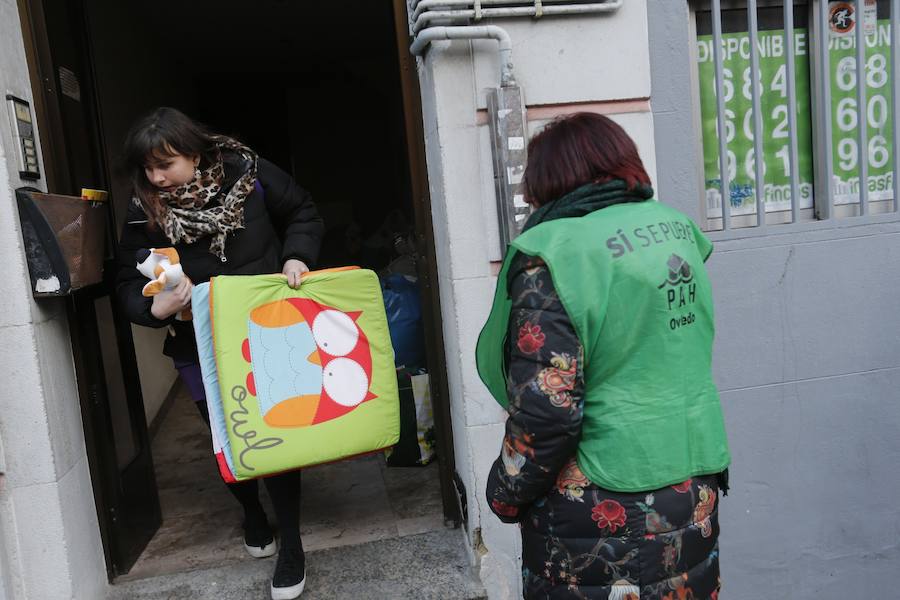 Una pareja y su hijo de 11 meses han sido desahuciados hoy del piso donde residían, en el barrio de La Tenderina, en Oviedo, al no poder afrontar la deuda acumulada de 1.440 euros que habían contraído con el propietario.