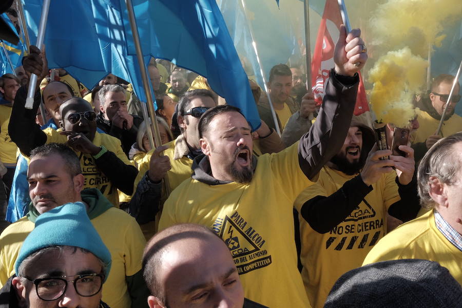 Mil personas respaldan en Madrid la concentración ante el Ministerio de Industria