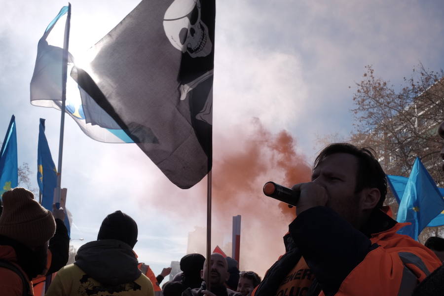 Mil personas respaldan en Madrid la concentración ante el Ministerio de Industria