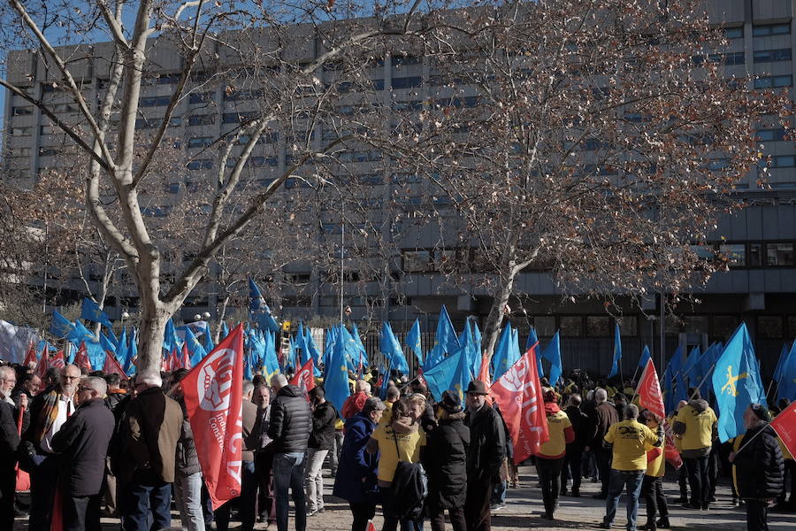 Mil personas respaldan en Madrid la concentración ante el Ministerio de Industria