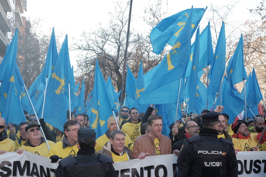 Mil personas respaldan en Madrid la concentración ante el Ministerio de Industria