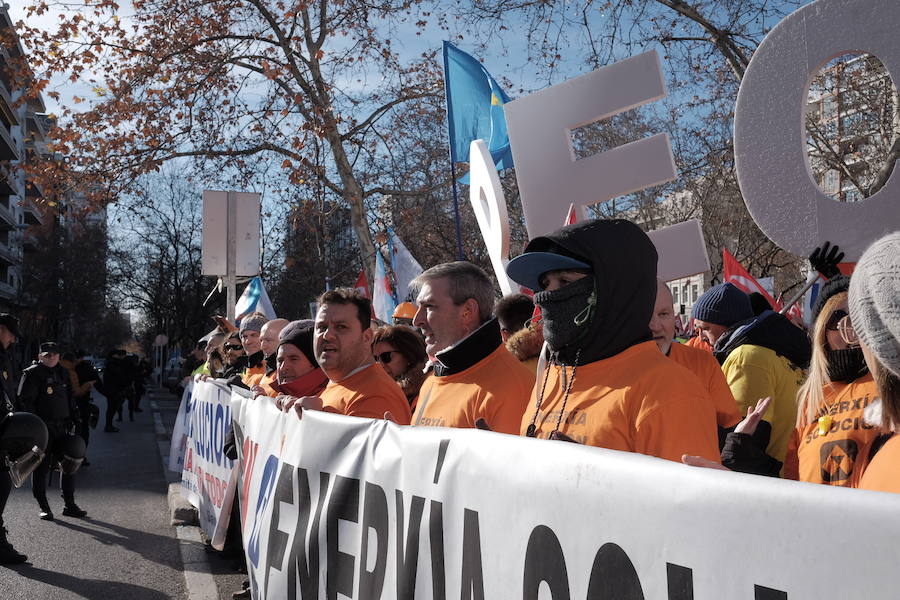 Mil personas respaldan en Madrid la concentración ante el Ministerio de Industria