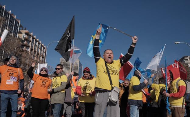 Trabajadores gallegos y asturianos, en la manifestación frente al Ministerio de Industria.