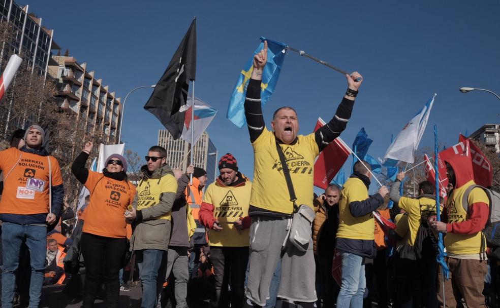 Trabajadores gallegos y asturianos, en la manifestación frente al Ministerio de Industria. 