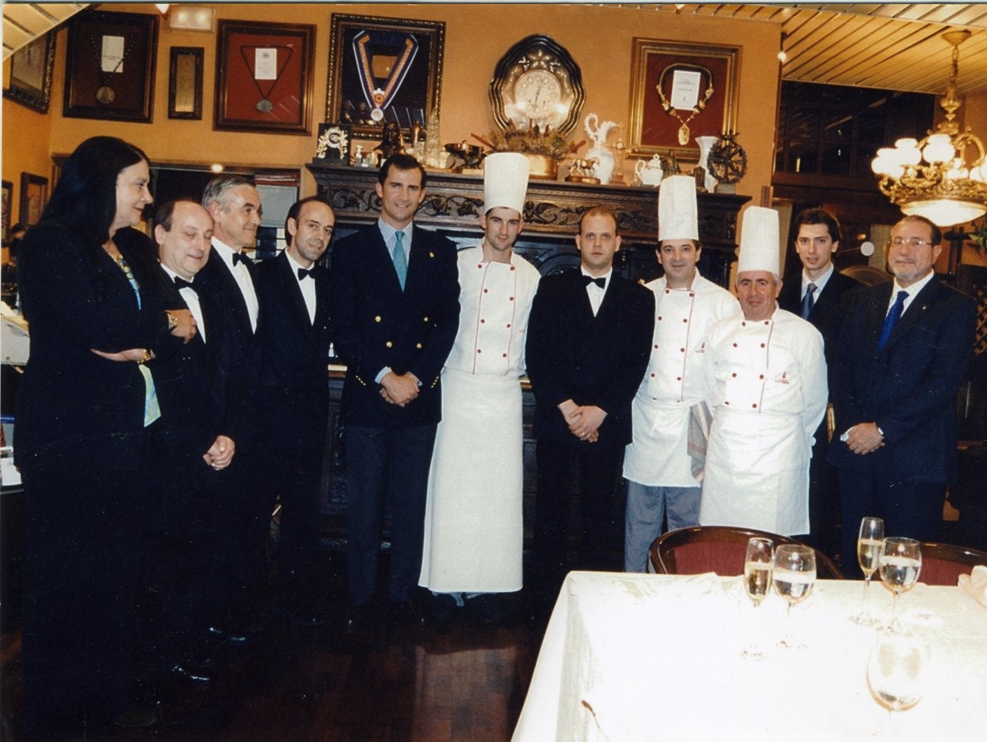 Imagen. El hoy Rey Felipe VI junto al hostelero y su equipo, en Casa Conrado. 