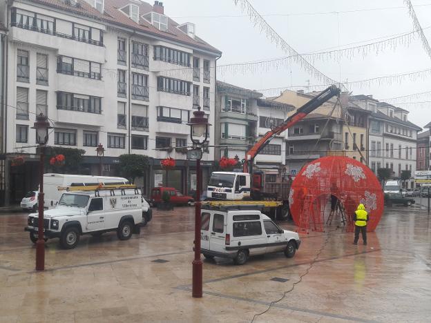 Los operarios retiran la bola de la plaza del Ayuntamiento. :: A. G.-O.