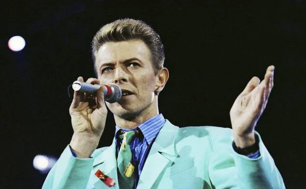David Bowie se presenta en el escenario durante el concierto tributo al tributo a Freddie Mercury en el estadio de Wembley en Londres.