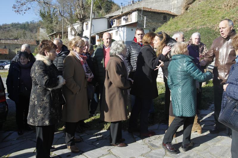 Decenas de personas han despedido en el pueblo tinetense de Santullano al hostelero Marcelo Conrado, que falleció el martes a los 73 años a causa de un cáncer. Con su fallecimiento, el fundador de los prestigiosos restaurantes ovetenses Casa Conrado y La Goleta deja un vacío en la hostelería de Asturias y España. El funeral tendrá lugar este viernes, 11 de enero, a las 17 horas, en la basílica de San Juan de Oviedo.
