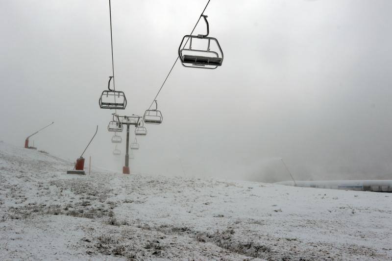 Valgrande-Pajares, Fuentes de Invierno y San Isidro han amanecido este jueves cubiertos de un manto blanco