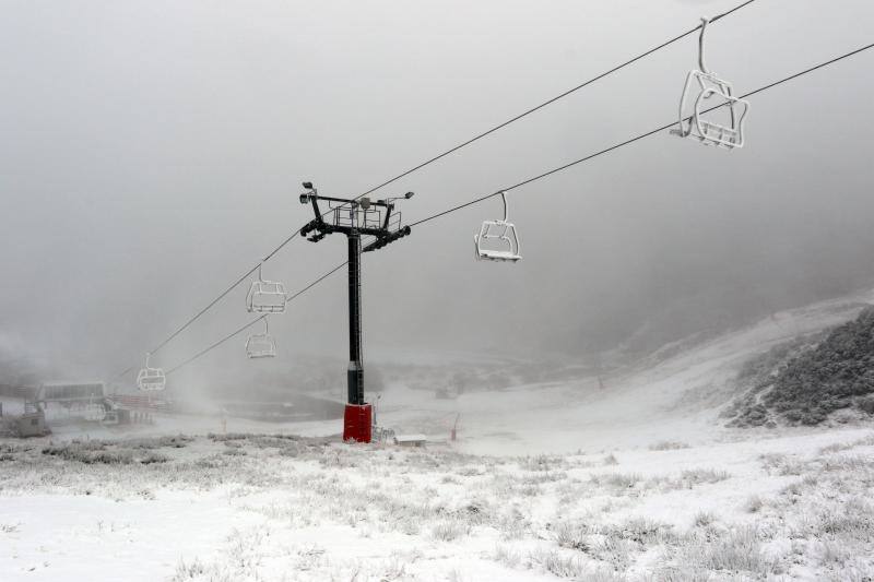 Valgrande-Pajares, Fuentes de Invierno y San Isidro han amanecido este jueves cubiertos de un manto blanco