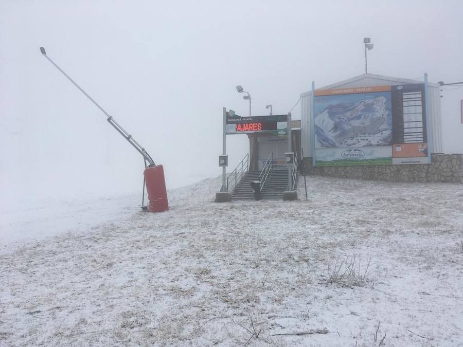 Valgrande-Pajares, Fuentes de Invierno y San Isidro han amanecido este jueves cubiertos de un manto blanco