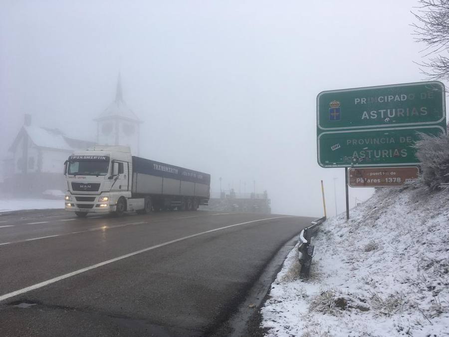 Valgrande-Pajares, Fuentes de Invierno y San Isidro han amanecido este jueves cubiertos de un manto blanco