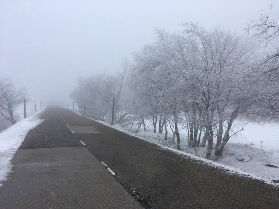 Valgrande-Pajares, Fuentes de Invierno y San Isidro han amanecido este jueves cubiertos de un manto blanco