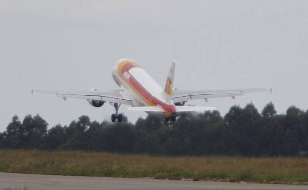 Un avión despega en el Aeropuerto de Asturias.