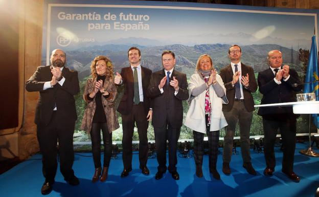 Imagen principal - Arriba, los candidatos junto a Pablo Casado y miembros de la directiva regional del PP. A la izquierda, Fernández y Mallada y a la derecha, la candidata del PP a la Presidencia de Asturias.