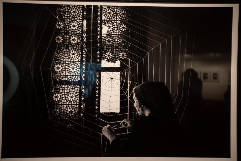 La fotógrafa iraní Shadi Ghadirian expone varias de sus series en el auditorio, en las que muestra con acidez la realidad de Irán y, especialmente, de las mujeres en el país.