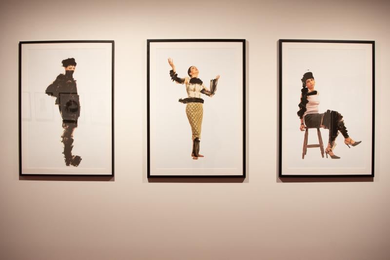 La fotógrafa iraní Shadi Ghadirian expone varias de sus series en el auditorio, en las que muestra con acidez la realidad de Irán y, especialmente, de las mujeres en el país.