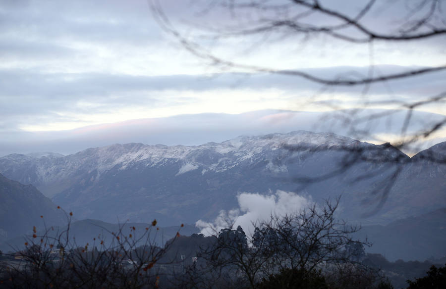 Cubierta por el manto blanco de una fuerte helada y con temperaturas de hasta seis grados bajo cero. Así ha amanecido Asturias este viernes.
