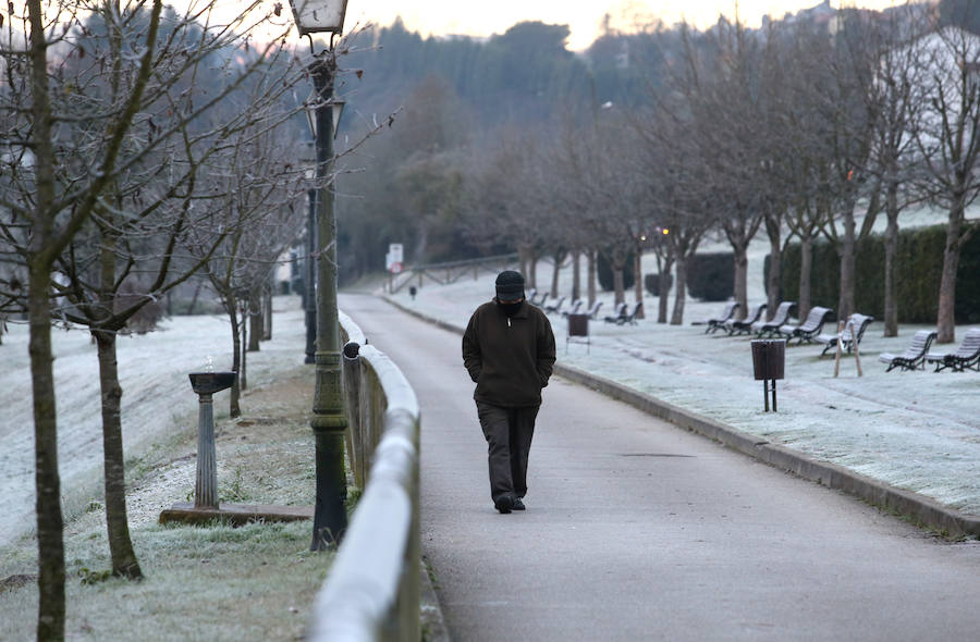 Cubierta por el manto blanco de una fuerte helada y con temperaturas de hasta seis grados bajo cero. Así ha amanecido Asturias este viernes.