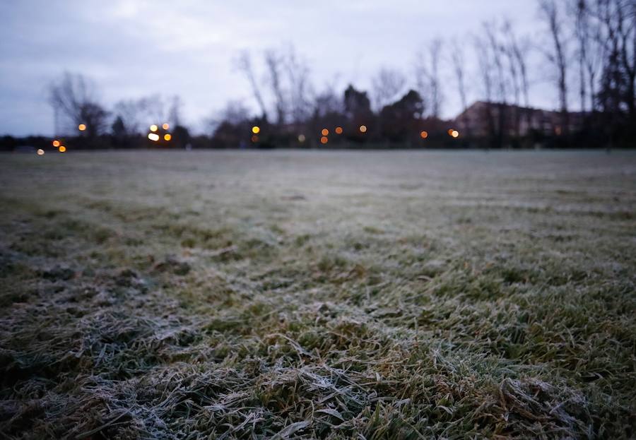 Cubierta por el manto blanco de una fuerte helada y con temperaturas de hasta seis grados bajo cero. Así ha amanecido Asturias este viernes.