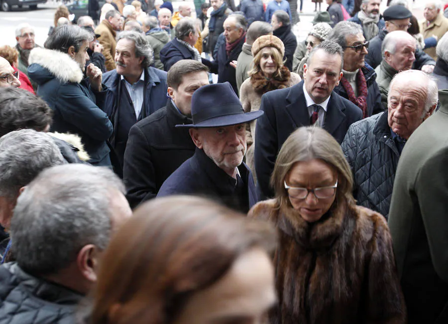 La basílica de San Juan El Real celebra un multitudinario funeral por el fundador de Casa Conrado y La Goleta, en el que estuvieron presentes Gabino de Lorenzo, Teresa Mallada y Alfredo Canteli, además del psicoesteta, Ramiro Fernández; el pintor, Manolo García Linares; políticos como Antonio Masip, Isidro Fernández Rozada u hosteleros como Luis Alberto Martínez, de Casa Fermín.