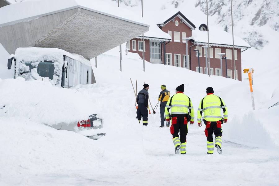 El temporal de nieve se ceba con el sur de Alemania y Austria. Cientos de vuelos han sido cancelados en Múnich y en Fráncfort, mientras se extienden las alertas por la previsión de nuevas precipitaciones en amplias zonas de Baviera.