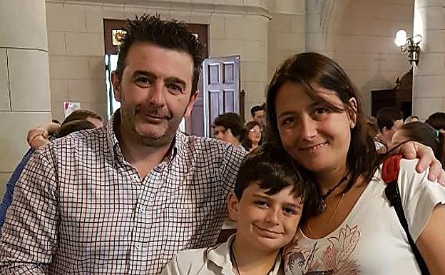 Iván, con su hijo Lucas y su mujer, Roxana. 