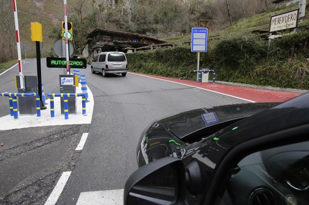 Un vehículo autorizado en el acceso a la carretera de los Lagos de Covadonga. 