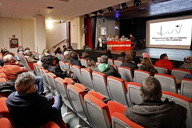 Asamblea de la asociación de afectados por iDental celebrada en el Ateneo de La Calzada. 