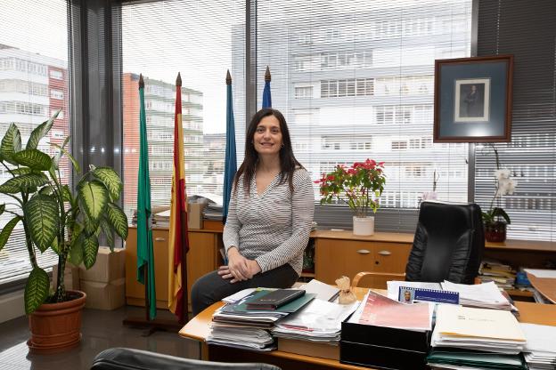 Yasmina Triguero, alcaldesa de Castrillón, en su despacho de la Casa Consistorial de Piedras Blancas. 