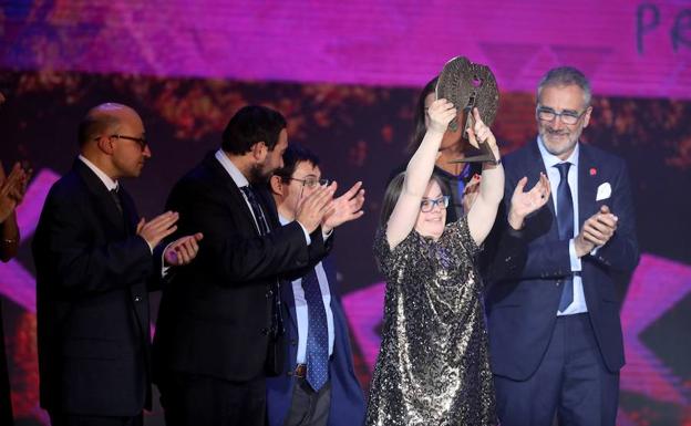 El director de cine, Javier Fesser junto a la actriz Gloria Ramos, tras ser galardonado con el Forqué al mejor largometraje de Ficción por su película «Campeones».