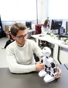 Imagen secundaria 2 - Arriba, el equipo multidisciplinar de Dreamgenics, bajo la supervisión de Gonzalo Ordóñez; en la siguiente foto, dos de las mascotas de Oviedo Emprende y, en la última imagen, Noray Rubio, responsable de los talleres tecnológicos que se organizan en el Vivarium. 