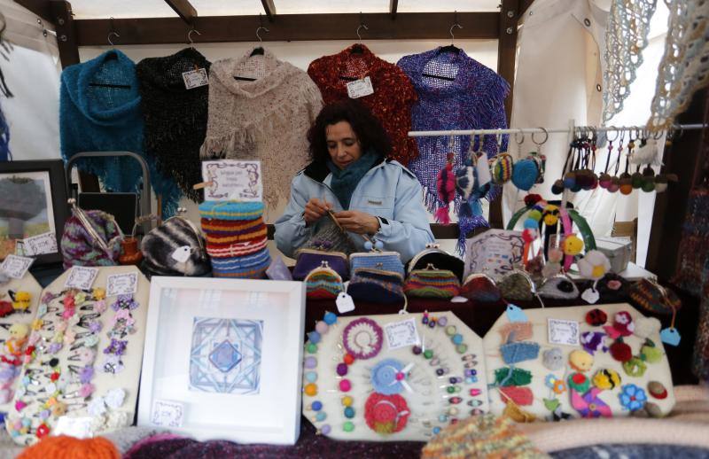 La Plaza Mayor de Gijón acogió, este domingo, el Mercado Ecológico y Artesano. Un evento que se ha consolidado como un referente artesanal, gastronómico y turístico de la villa. Ha sido declarado Fiesta de Interés Turístico del Principado de Asturias.