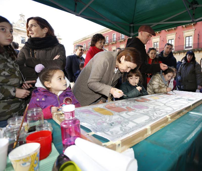 La Plaza Mayor de Gijón acogió, este domingo, el Mercado Ecológico y Artesano. Un evento que se ha consolidado como un referente artesanal, gastronómico y turístico de la villa. Ha sido declarado Fiesta de Interés Turístico del Principado de Asturias.