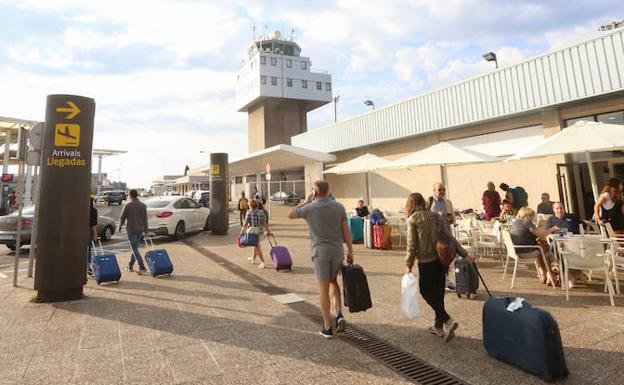 Pasajeros en el aeropuerto de Asturias. 