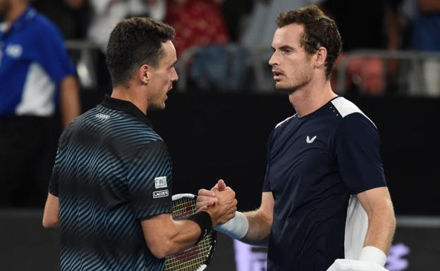 Roberto Bautista y Andy Murray se saludan tras el partido.