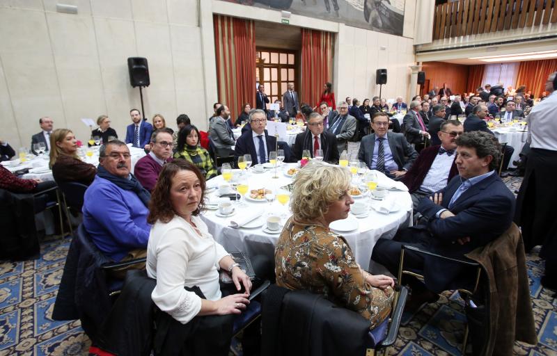 El presidente del Principado, Javier Fernández, ha intervenido en un coloquio organizado por el Foro de la Nueva Economía y el Sabadell, donde ha defendido la creación de un arancel ambiental para proteger a las empresas europeas.