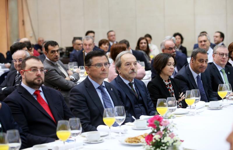 El presidente del Principado, Javier Fernández, ha intervenido en un coloquio organizado por el Foro de la Nueva Economía y el Sabadell, donde ha defendido la creación de un arancel ambiental para proteger a las empresas europeas.
