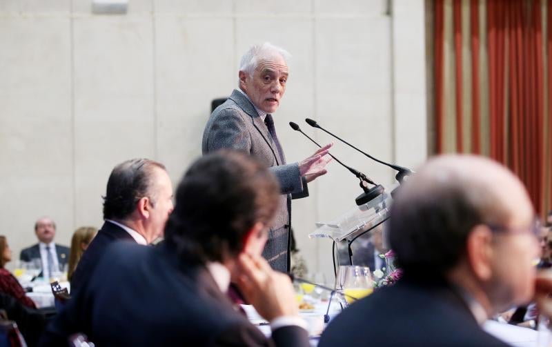 El presidente del Principado, Javier Fernández, ha intervenido en un coloquio organizado por el Foro de la Nueva Economía y el Sabadell, donde ha defendido la creación de un arancel ambiental para proteger a las empresas europeas.