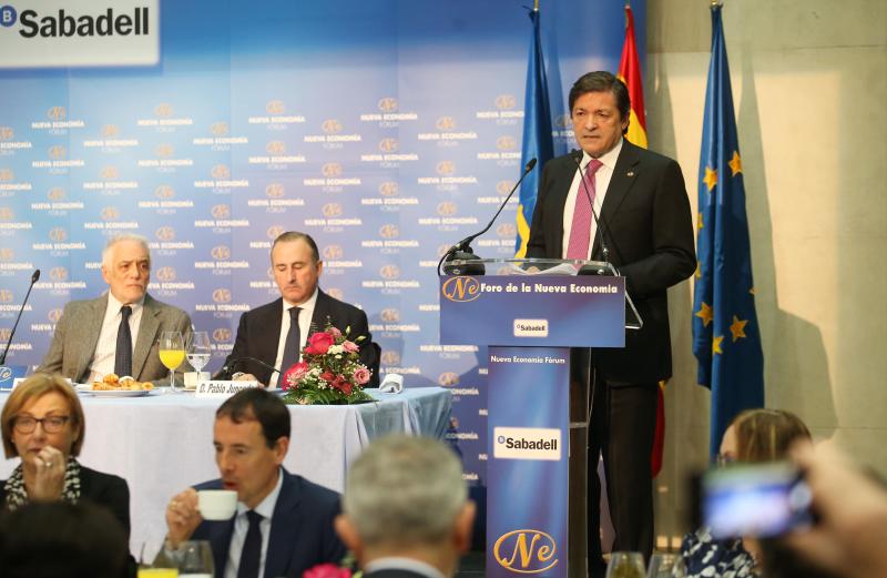 El presidente del Principado, Javier Fernández, ha intervenido en un coloquio organizado por el Foro de la Nueva Economía y el Sabadell, donde ha defendido la creación de un arancel ambiental para proteger a las empresas europeas.