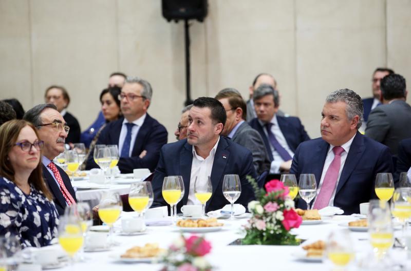 El presidente del Principado, Javier Fernández, ha intervenido en un coloquio organizado por el Foro de la Nueva Economía y el Sabadell, donde ha defendido la creación de un arancel ambiental para proteger a las empresas europeas.