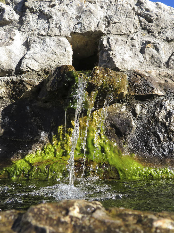 Las bajas temperaturas han propiciado heladas en la ruta de Valle del Lago, en el Parque Natural de Somiedo.