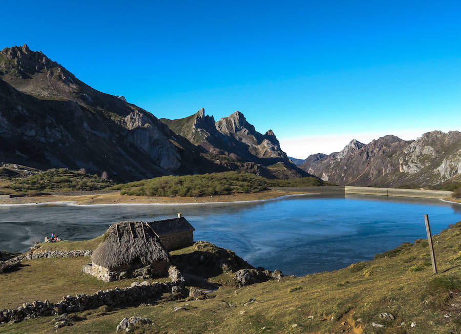 Las bajas temperaturas han propiciado heladas en la ruta de Valle del Lago, en el Parque Natural de Somiedo.