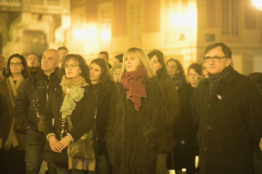 Centenares de mujeres han salido a la calle en Gijón y Oviedo para apoyar a las andaluzas contra las medidas planteadas en el marco del acuerdo entre PP, Ciudadanos y Vox sobre violencia de género.