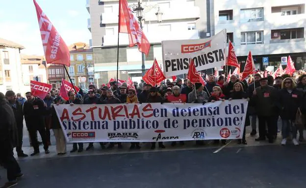 Concentración de los pensionistas en Siero, este martes. 