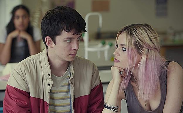 Asa Butterfield y Emma Mackey son los protagonistas de 'Sex Education'.