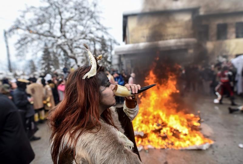 Participantes disfrazados asisten al segunda día de la tradicional celebración del carnaval, que marca el Día ortodoxo de 'San Vasilij', en VevcaniLa pequeña ciudad suroccidental macedonia celebra el Año Nuevo ortodoxo con un carnaval pagano único, una tradición que se sigue desde hace 14 siglos en esta pintoresca zona, que además es, simbólicamente, un «Estado independiente autoproclamado». Durante los dos días del carnaval, esta localidad montañosa, sus calles, casas y prados se convierten en una gran escena, a la que salen los hombres disfrazados, según la costumbre, pero hay denuncias de que muchas veces se infiltra en secreto como un «intruso» alguna mujer.