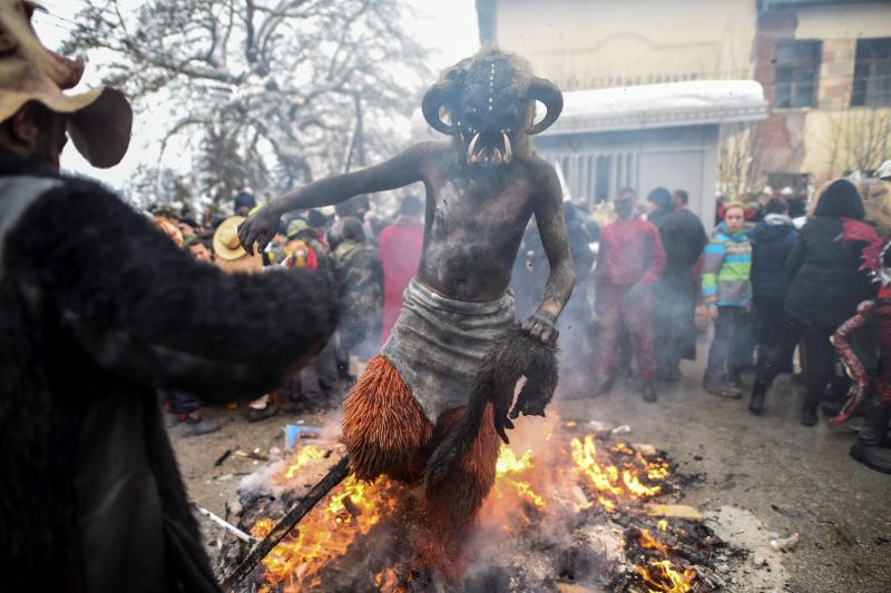 Participantes disfrazados asisten al segunda día de la tradicional celebración del carnaval, que marca el Día ortodoxo de 'San Vasilij', en VevcaniLa pequeña ciudad suroccidental macedonia celebra el Año Nuevo ortodoxo con un carnaval pagano único, una tradición que se sigue desde hace 14 siglos en esta pintoresca zona, que además es, simbólicamente, un «Estado independiente autoproclamado». Durante los dos días del carnaval, esta localidad montañosa, sus calles, casas y prados se convierten en una gran escena, a la que salen los hombres disfrazados, según la costumbre, pero hay denuncias de que muchas veces se infiltra en secreto como un «intruso» alguna mujer.